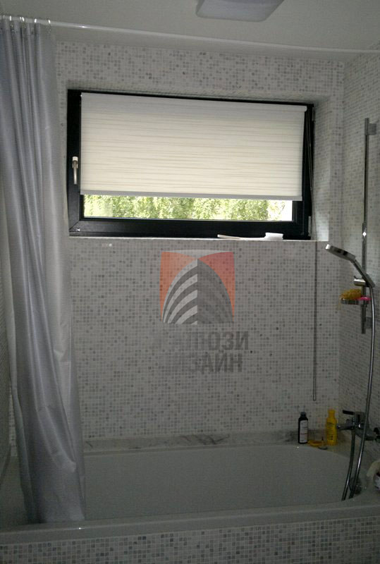 Рулонная штора из ткани Аква на окне в ванной комнате